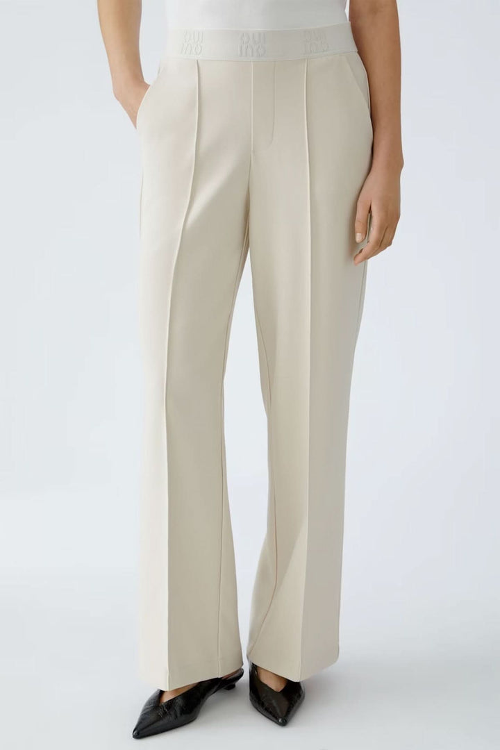 Pantalon à jambe large en maille technique avec ceinture élastique, idéal pour un look élégant et confortable.