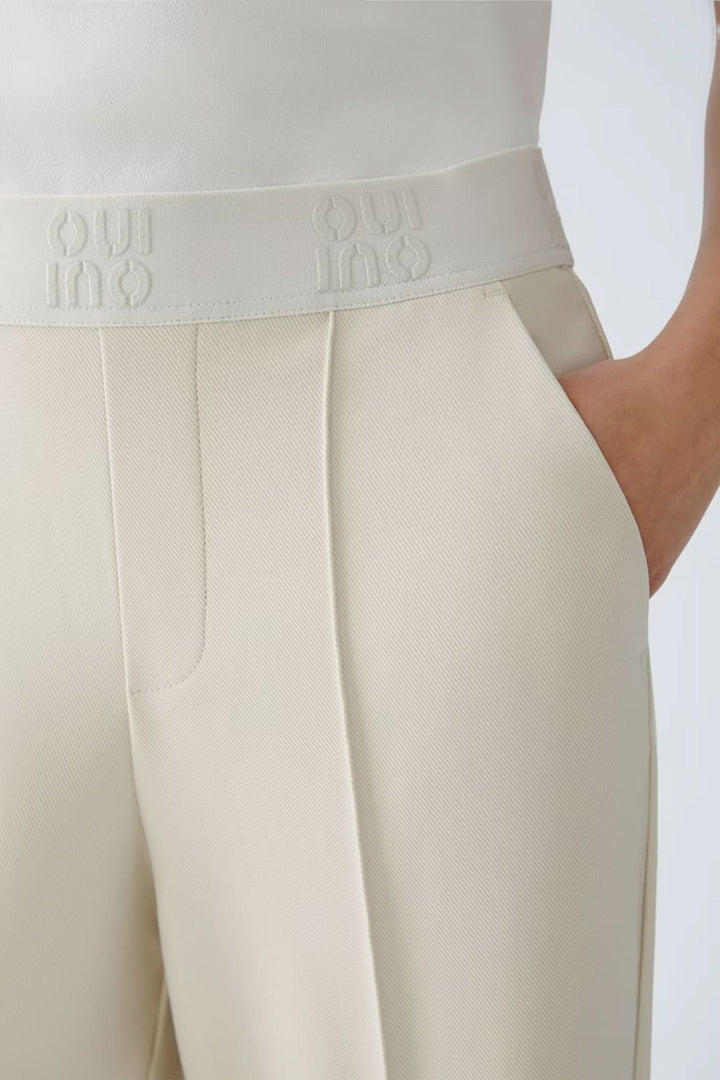 Pantalon à jambe large en jersey technique avec ceinture élastique ton sur ton, détail élégant et confortable