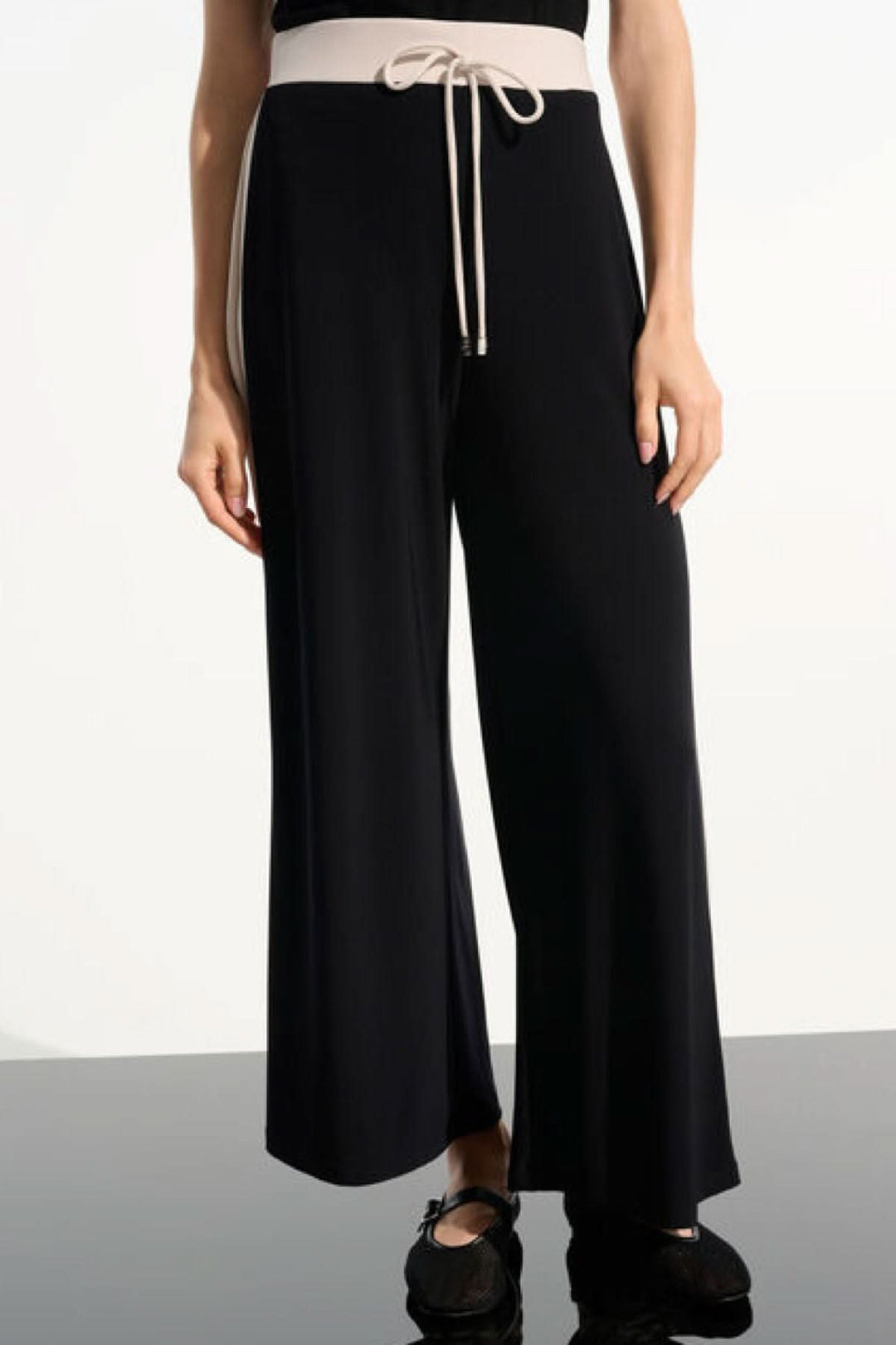 Pantalon à jambe large avec taille contrastante et cordon à nouer pour une allure décontractée et élégante.
