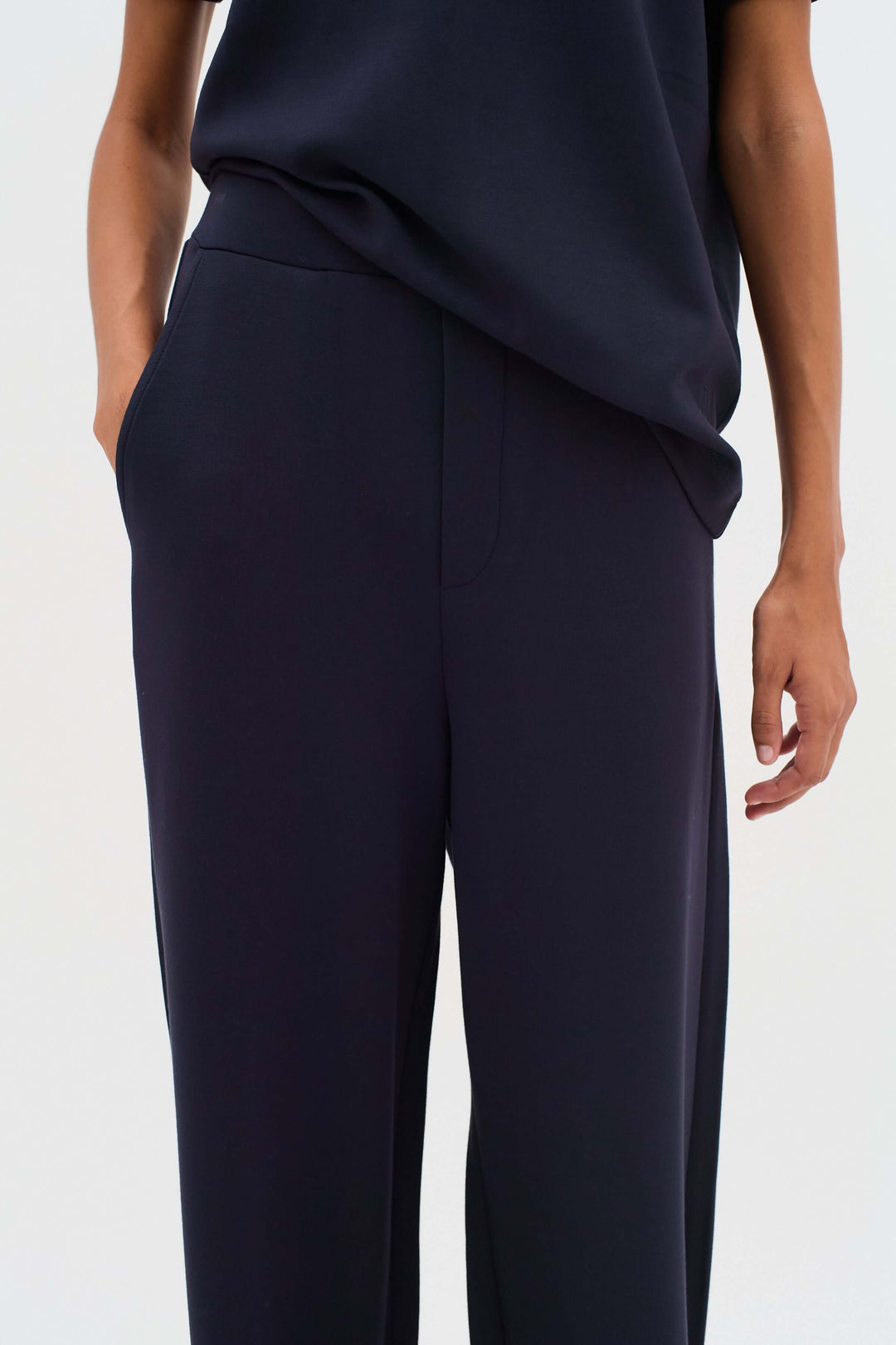Pantalon à jambe large Gincette, coupe ample et confortable, tissu souple pour silhouette élégante.
