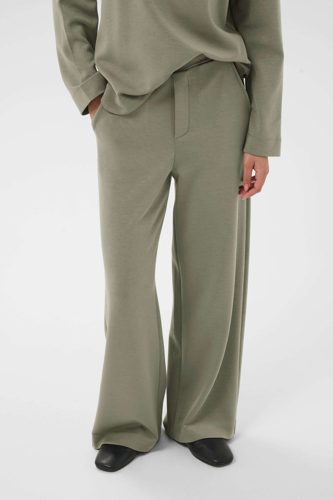 Pantalon à jambe large Gincette en tissu souple et extensible, offrant confort et style, idéal pour le bureau et tenues habillées.