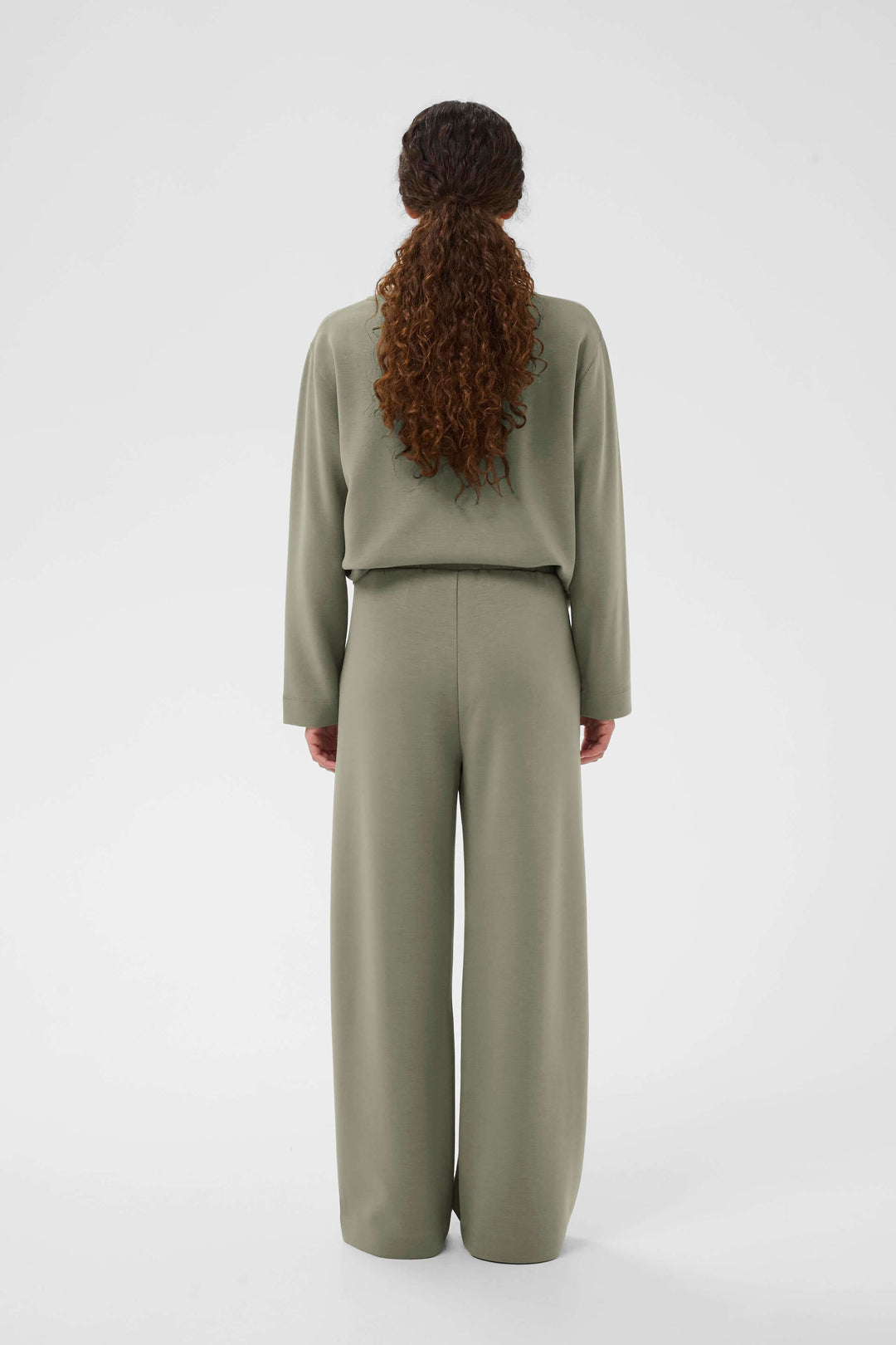 Vue arrière de la tenue avec Pantalon à jambe large Gincette, couleur vert olive, coupe ample et élégante, pour un style moderne.