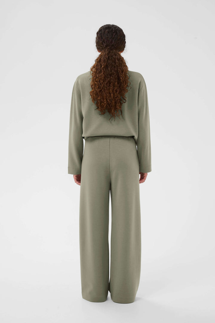 Vue arrière de la tenue avec Pantalon à jambe large Gincette, couleur vert olive, coupe ample et élégante, pour un style moderne.