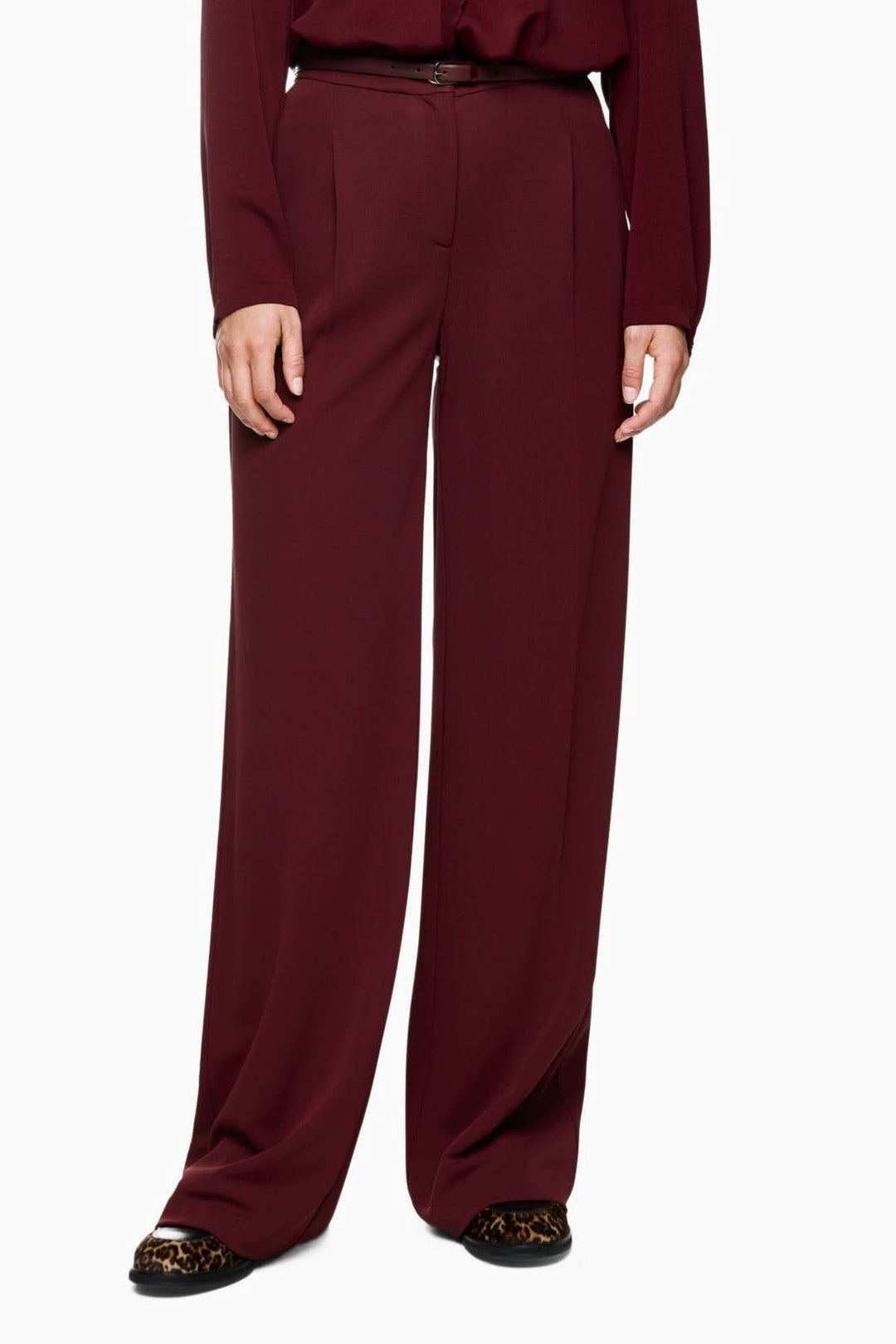 Pantalon jambes larges bordeaux élégant, fluide et taille haute, parfait pour un look raffiné et confortable.