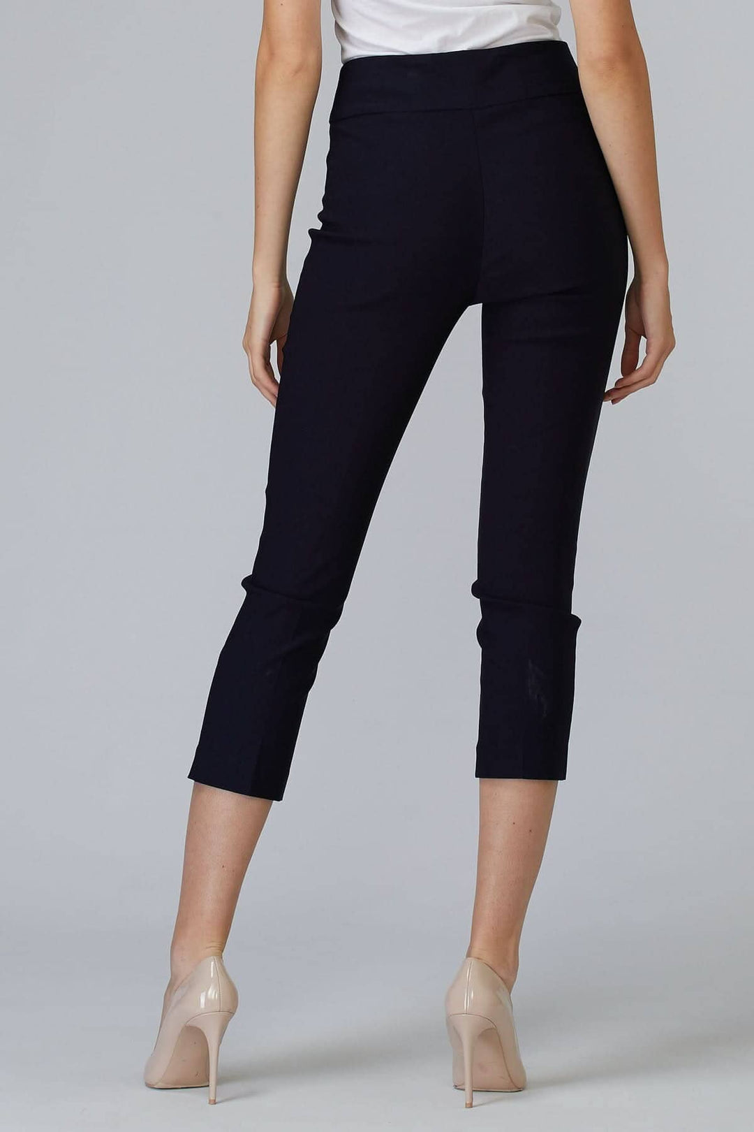 Pantalon à la cheville ajusté, confortable en tissu infroissable, vue arrière, porté avec des chaussures à talons.