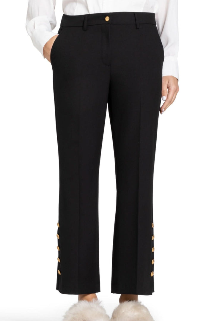 Pantalon élégant à coupe droite avec boutons dorés, portée avec une chemise blanche; matière fluide et extensible pour un style chic.
