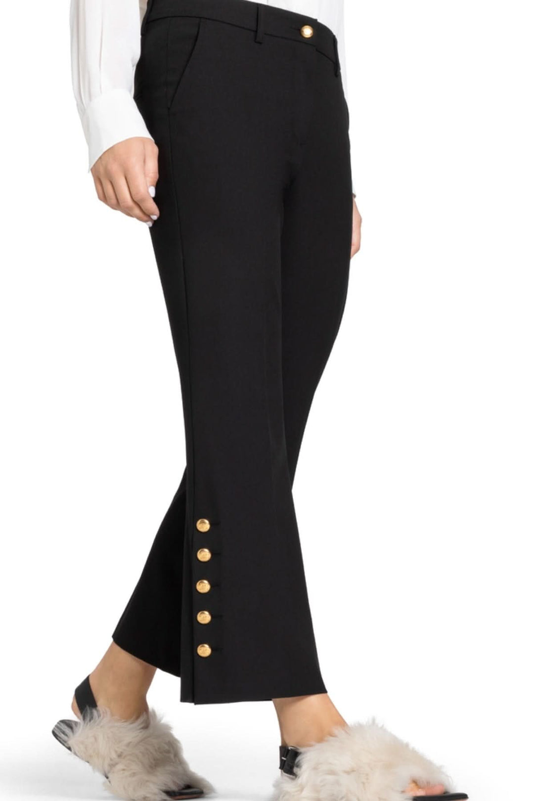 Pantalon élégant à coupe droite avec boutons dorés, idéal pour le bureau et occasions spéciales, associé à une chemise blanche.