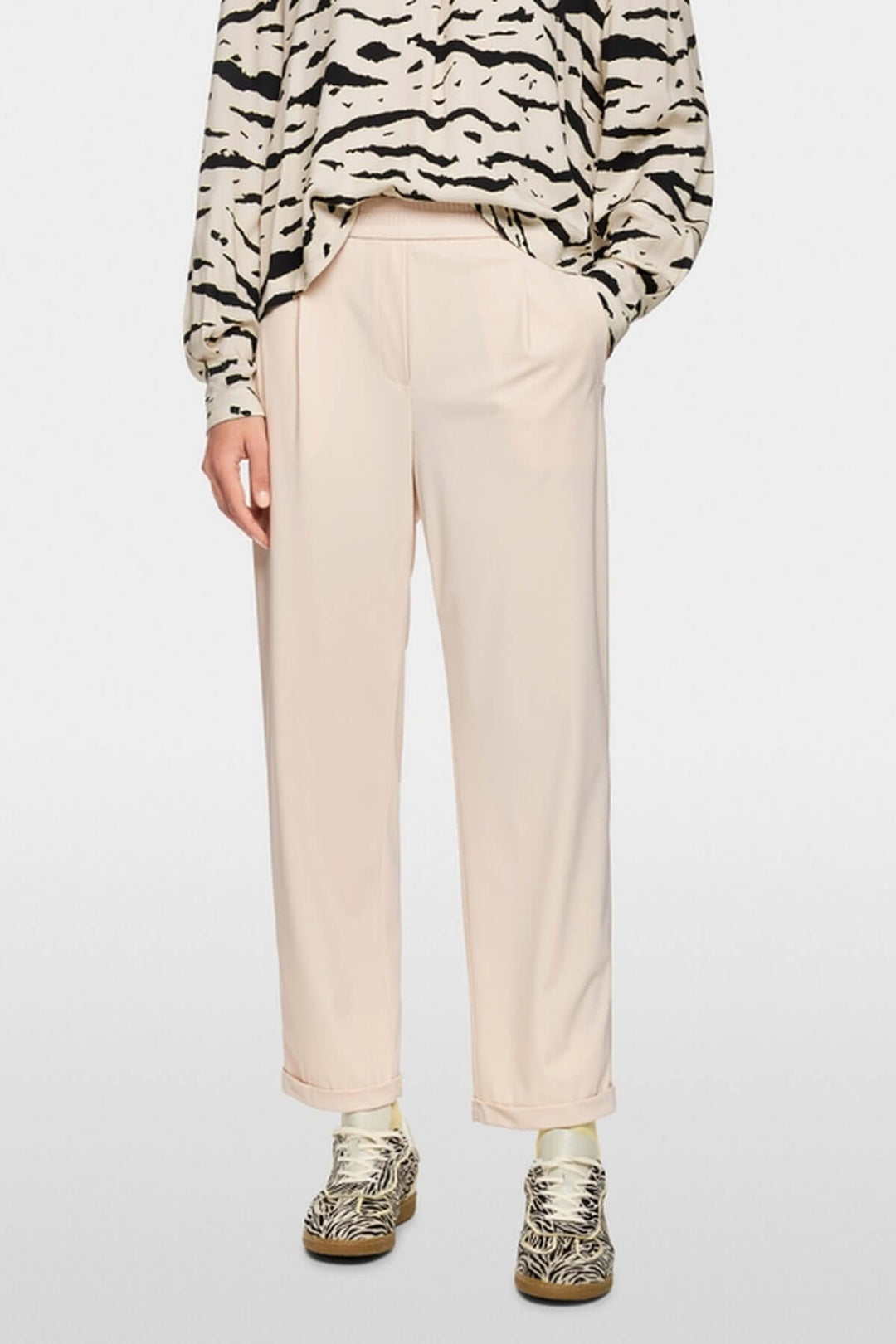 Pantalon léger WUXI en tissu à coupe décontractée avec taille élastique, bande latérale sportive, poches latérales, ourlet retourné.