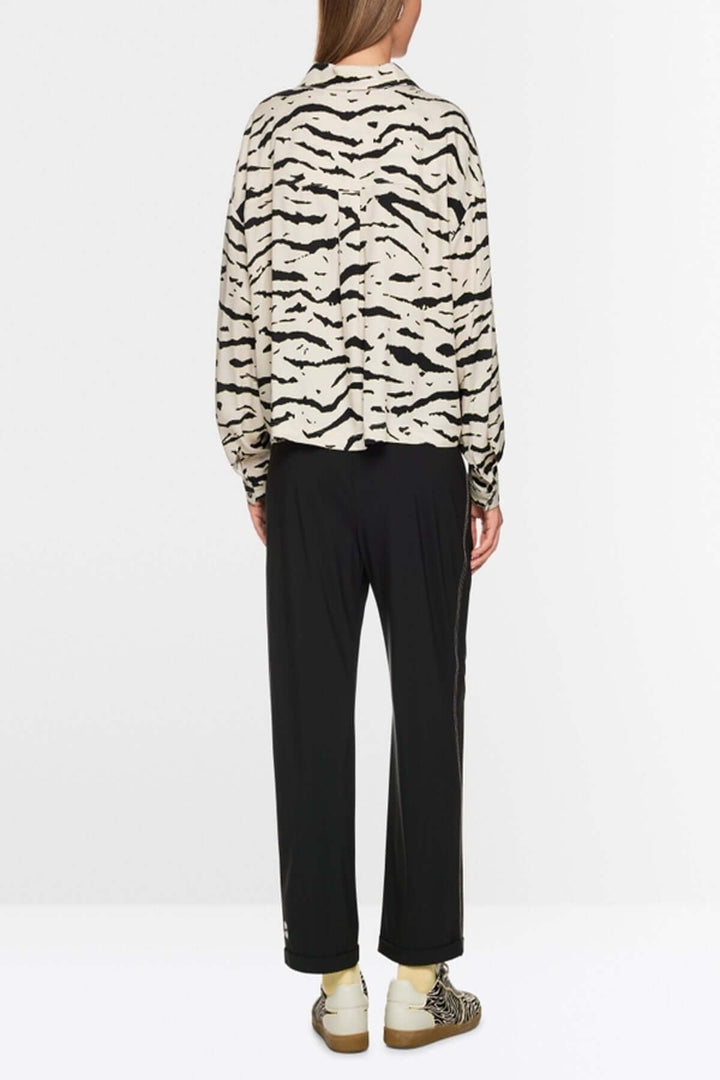 Vue arrière du Pantalon léger WUXI avec bande latérale sportive et taille élastique, porté par une personne, style décontracté.