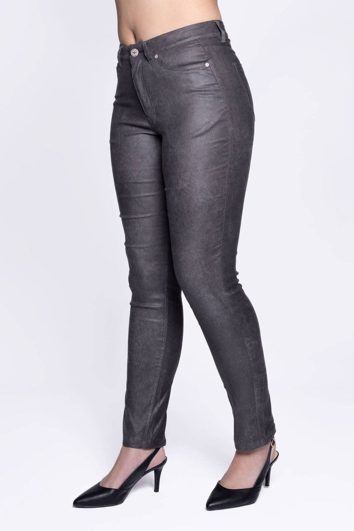 Pantalon simili cuir extensible à 5 poches, coupe ajustée, élégant et confortable, porté avec des talons.