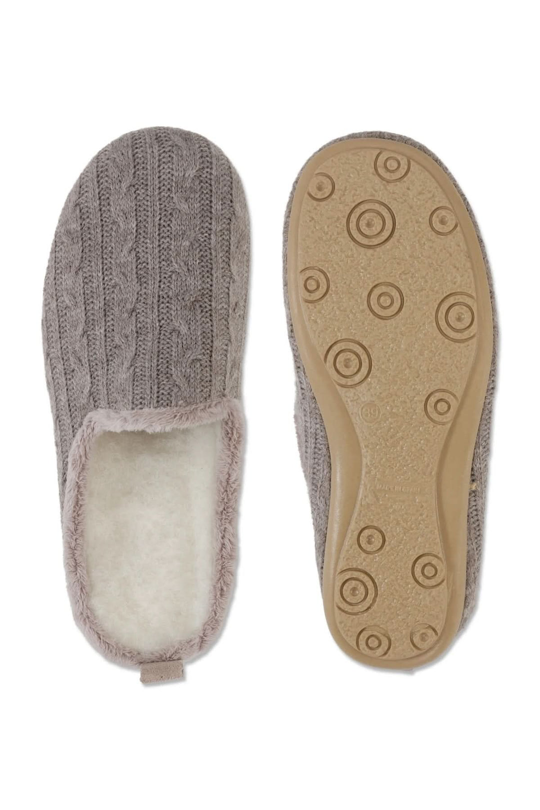 Pantoufles en tricot doublées sherpa avec semelle souple, confort et design à enfiler pour des journées cocooning à la maison.