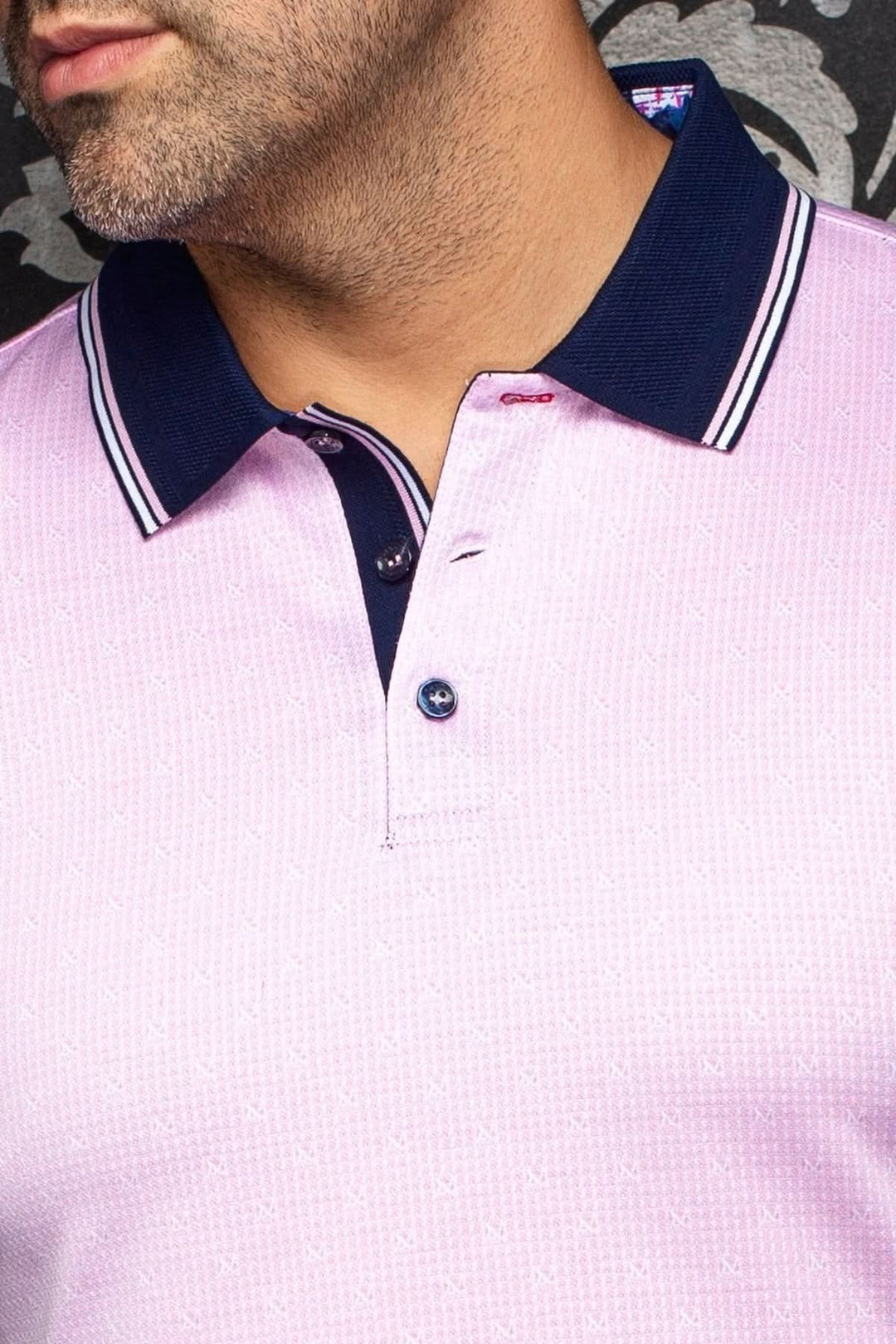 Homme portant un Polo PUNTAGORDA en coton piqué avec col et manches contrastants, idéal pour un style élégant et moderne.