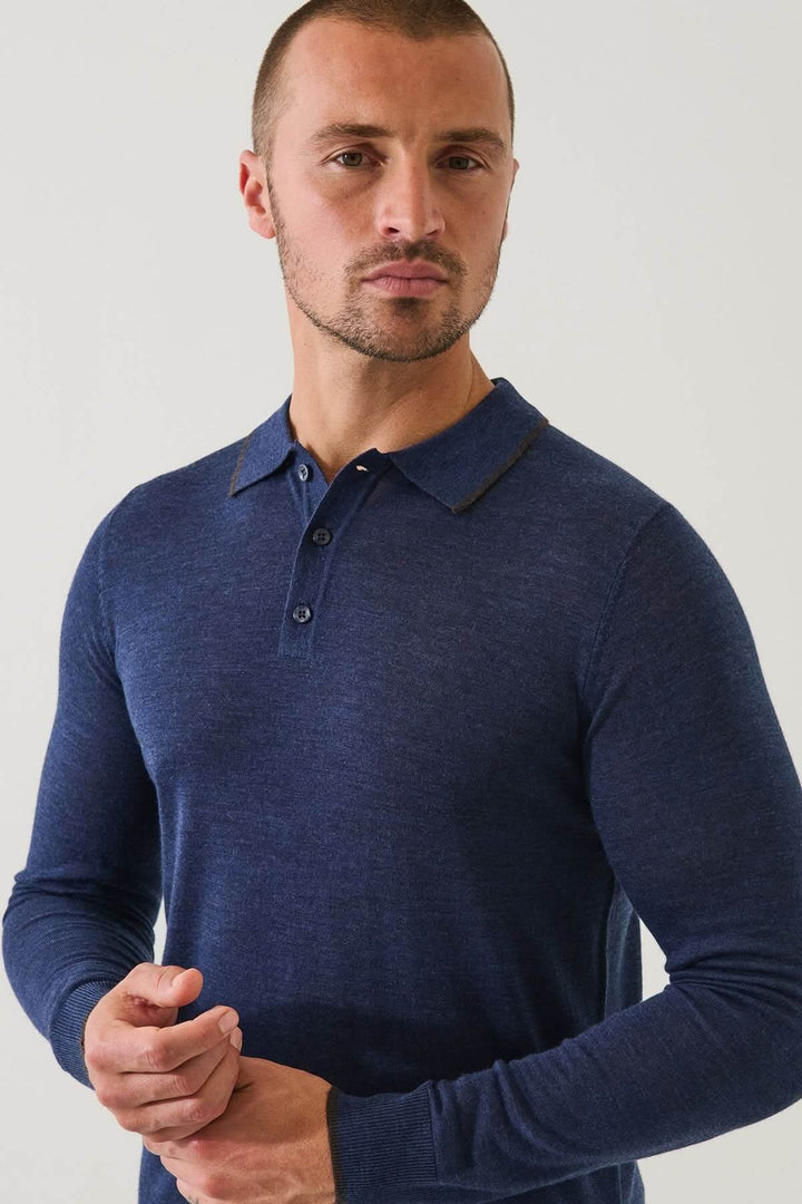 Homme portant un polo boutonné en laine mérinos extra-fine bleu, design intemporel, raffinement moderne, élégance et polyvalence.