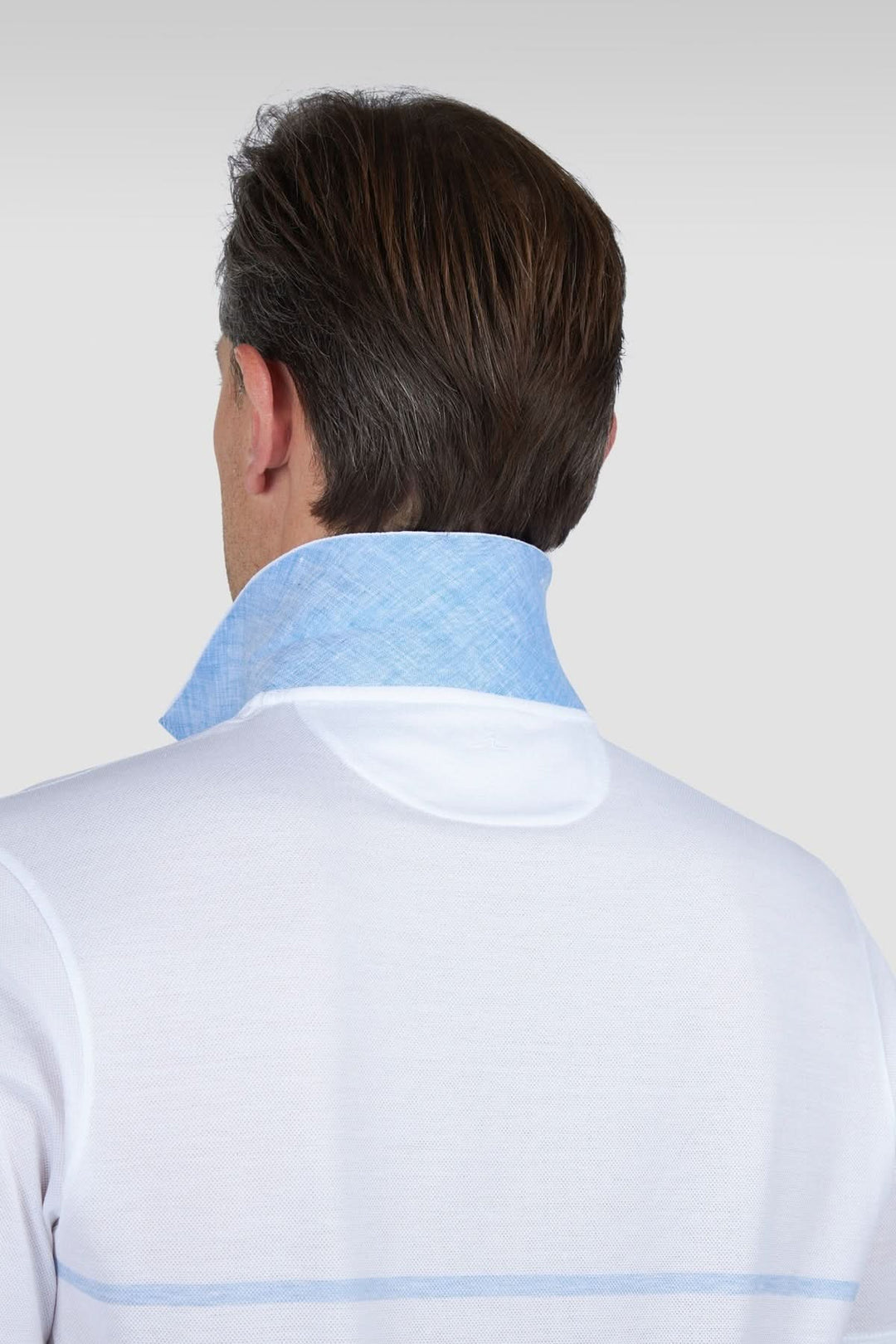 Polo en coton piqué blanc avec col en chambray bleu, vue de l&