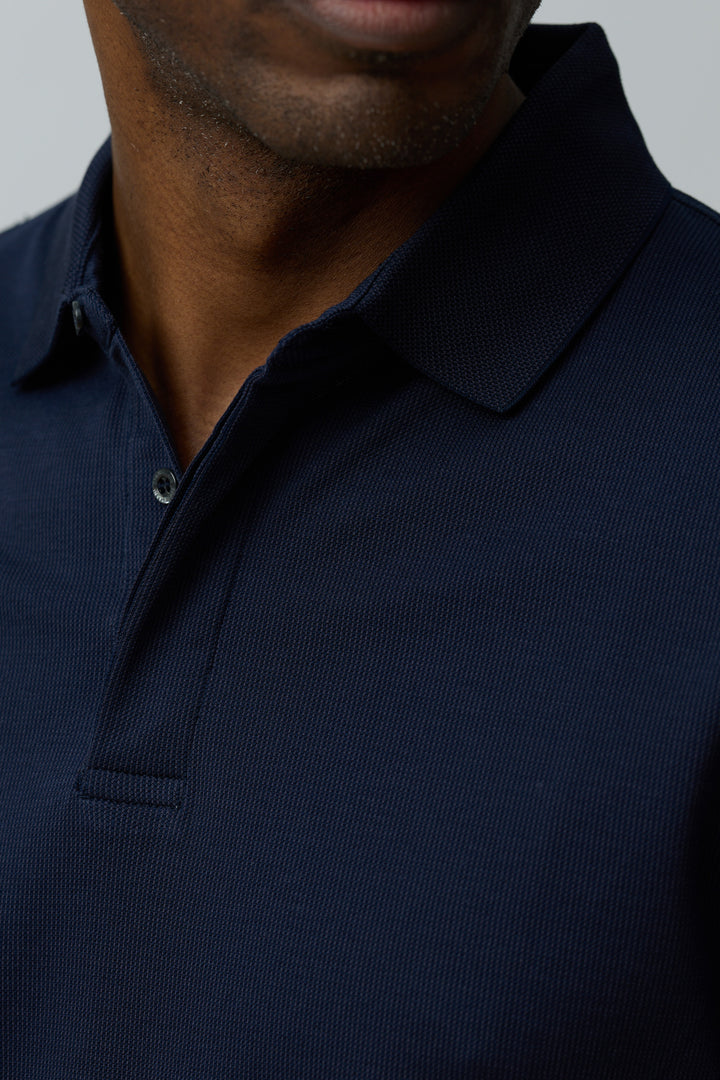 Polo en coton Corneliani bleu marine ajusté avec col classique et maille texturée, idéal pour un look casual-chic élégant.