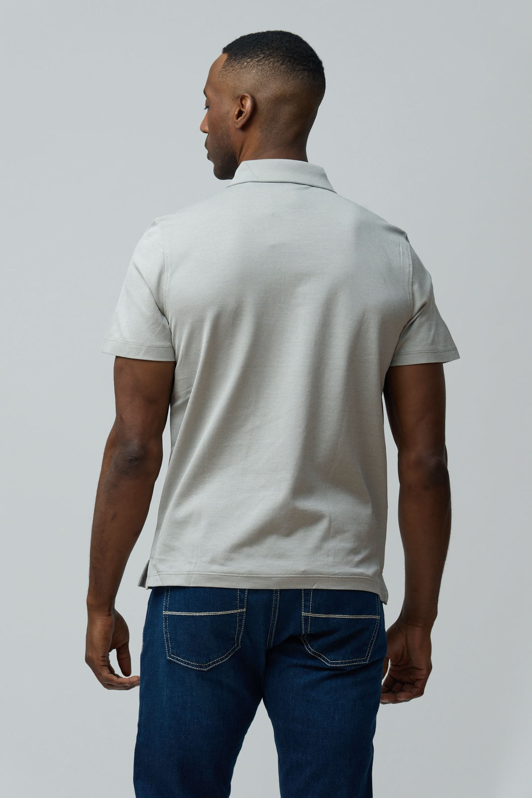 Homme portant un Polo en coton Corneliani de dos, coupe ajustée, manches courtes, casual-chic.