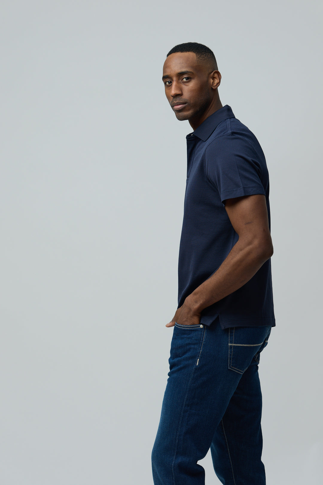 Homme portant un Polo en coton Corneliani ajusté bleu, idéal pour un look casual-chic avec une touche sophistiquée.
