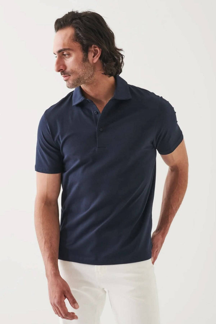 Polo manches courtes bleu marine, col classique et coupe fluide, parfait pour un style décontracté et chic.