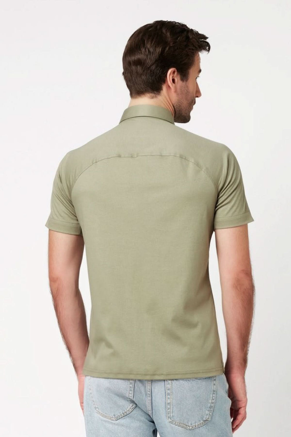 Vue arrière d'un Polo à manches courtes coupe moderne en vert, soulignant sa coupe ajustée et son col polo structuré.