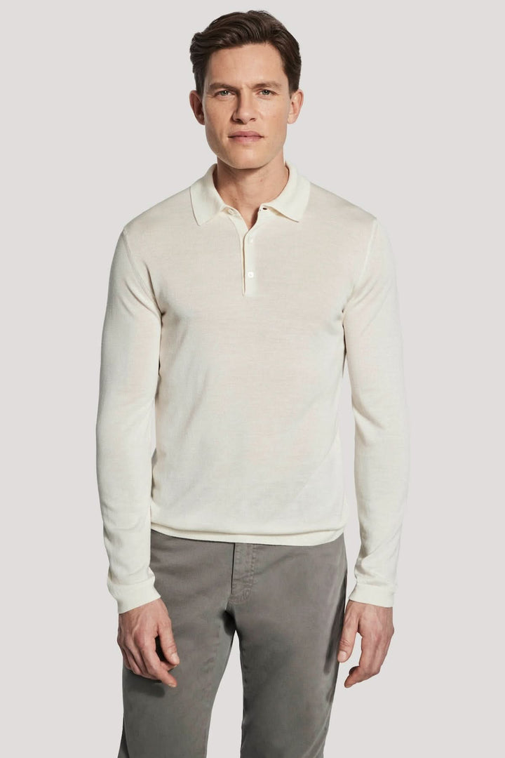 Polo manches longues en laine mérinos et soie pour homme, élégant et confortable, porté par un modèle. Maille fine calibre 14, style moderne.