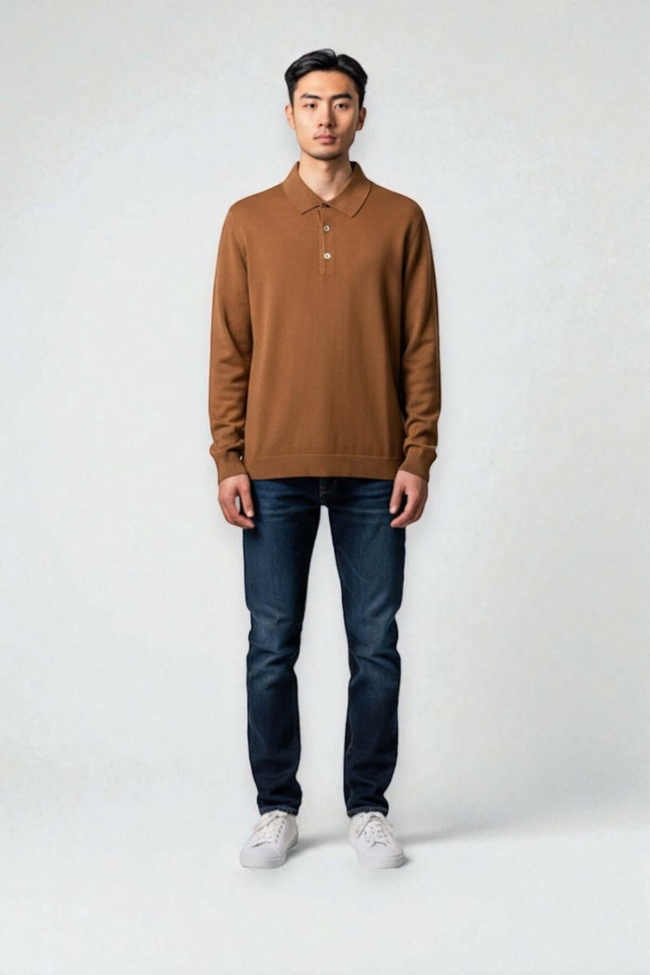 Homme portant un polo manches longues en laine mérinos et soie, coupe ajustée, couleur marron, style moderne et élégant.