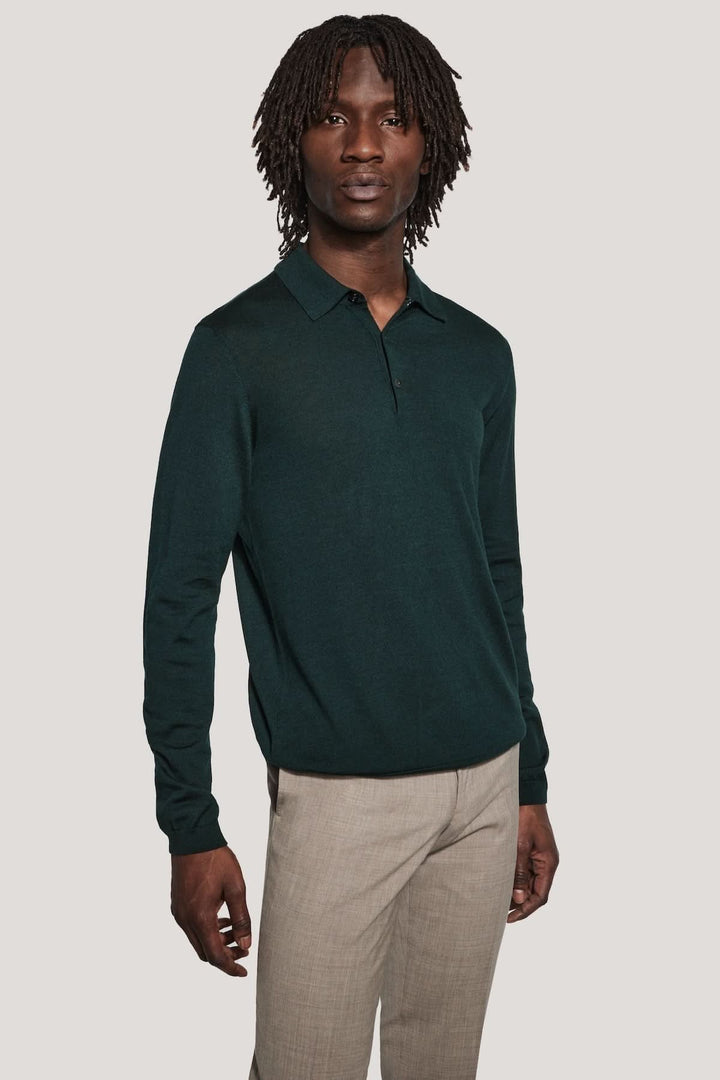 Homme portant un Polo manches longues en laine mérinos et soie, maille fine calibre 14G, coupe ajustée moderne.