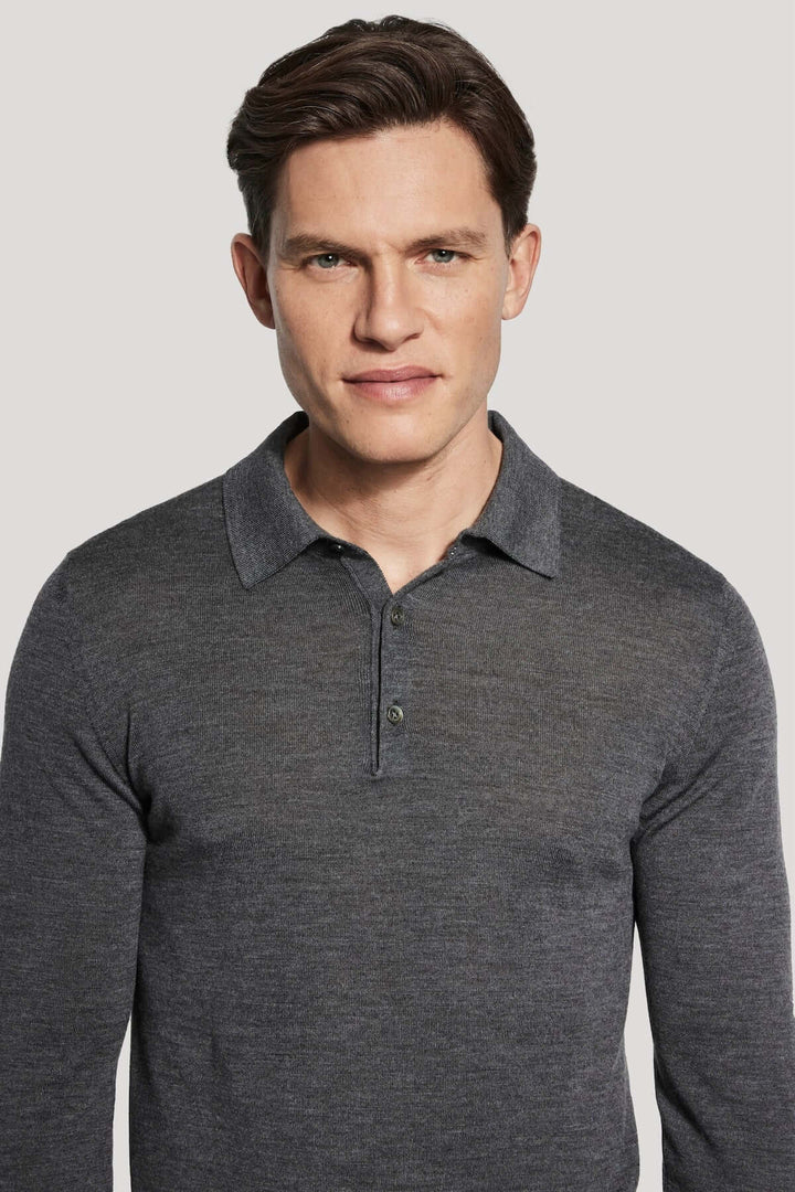 Homme portant un polo manches longues en laine mérinos et soie, élégant et confortable, tricoté en maille fine calibre 14.