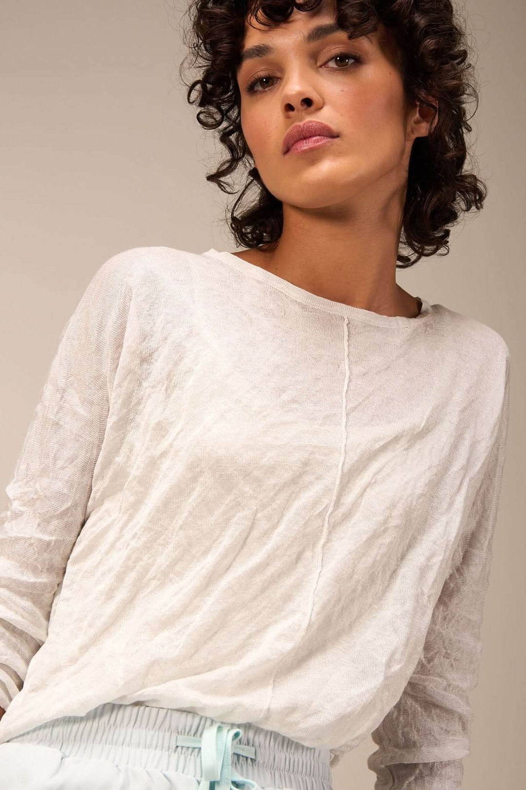 Pull clair léger à texture froissée, manches longues, pour un look décontracté et naturel.
