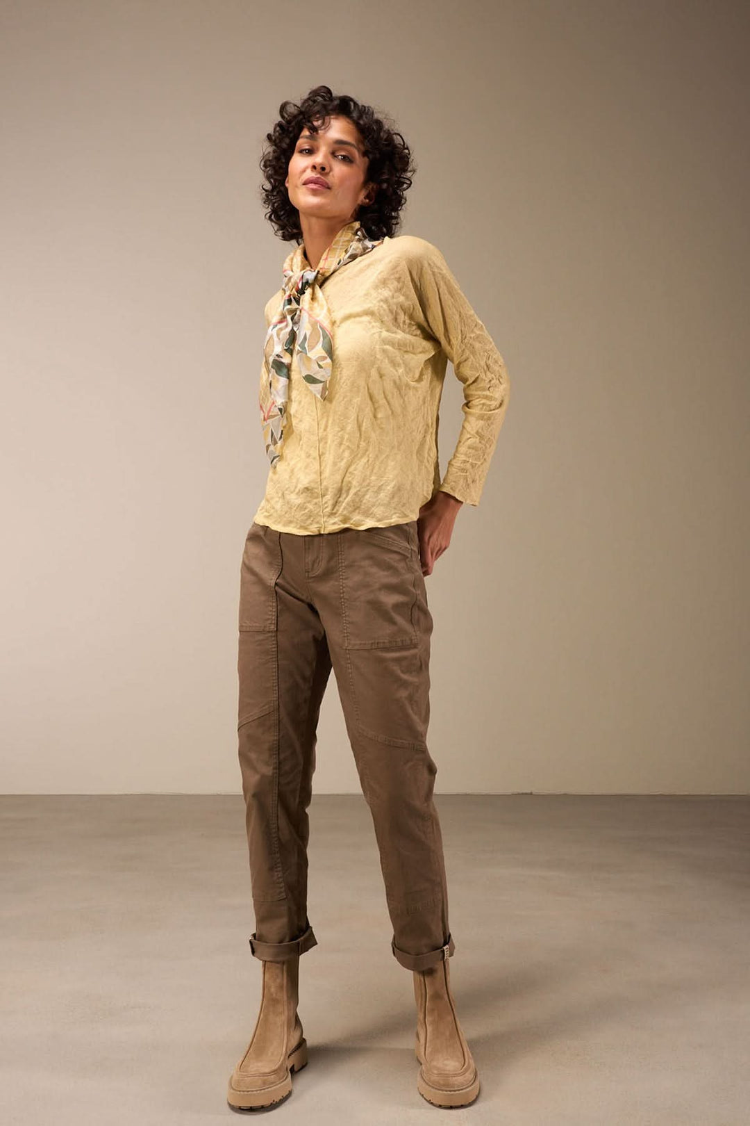 Pull clair décontracté avec pantalon cargo marron, look tendance et naturel.