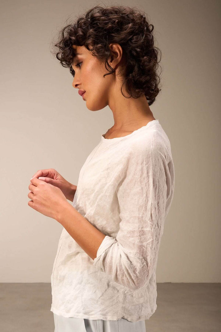 Pull clair léger avec texture froissée, manches longues, coupe ample pour un look décontracté et naturel.