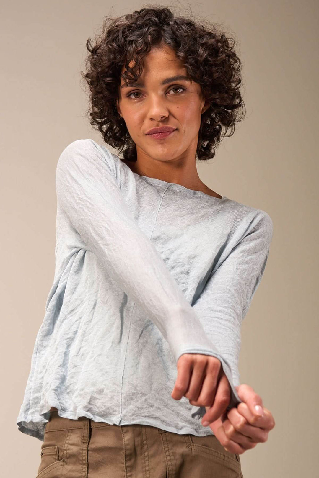 Pull léger clair avec texture froissée, manches longues, coupe ample, pour un look décontracté.