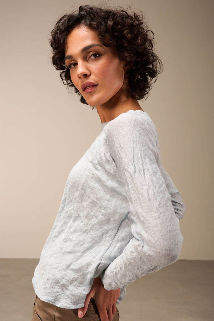 Pull clair à manches longues avec texture froissée, offrant un look décontracté et naturel.