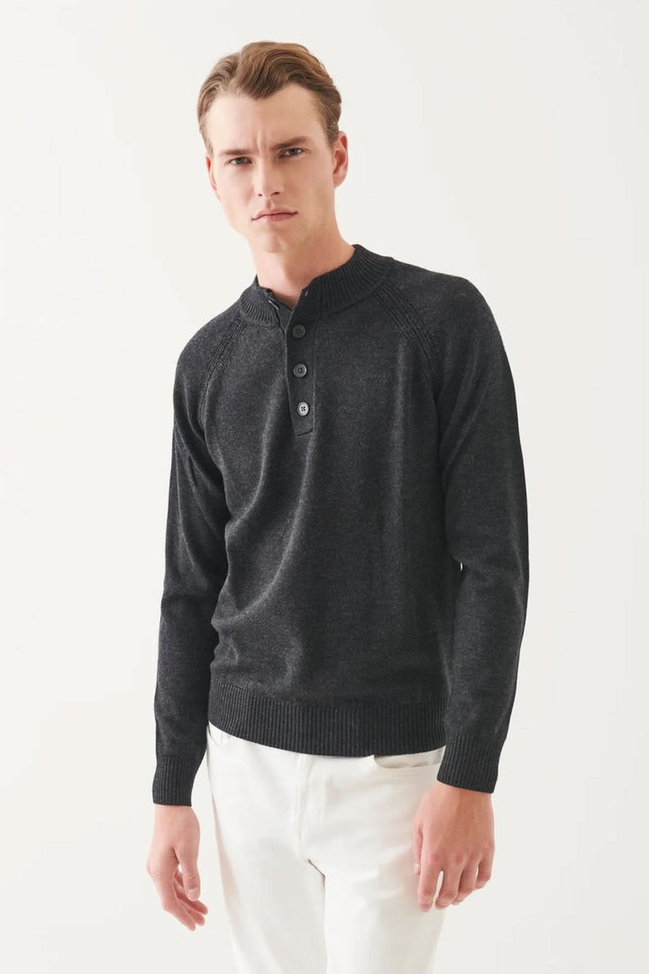 Pull à col boutonné en laine mérinos noir, à manches raglan, décontracté et élégant, parfait pour les superpositions.