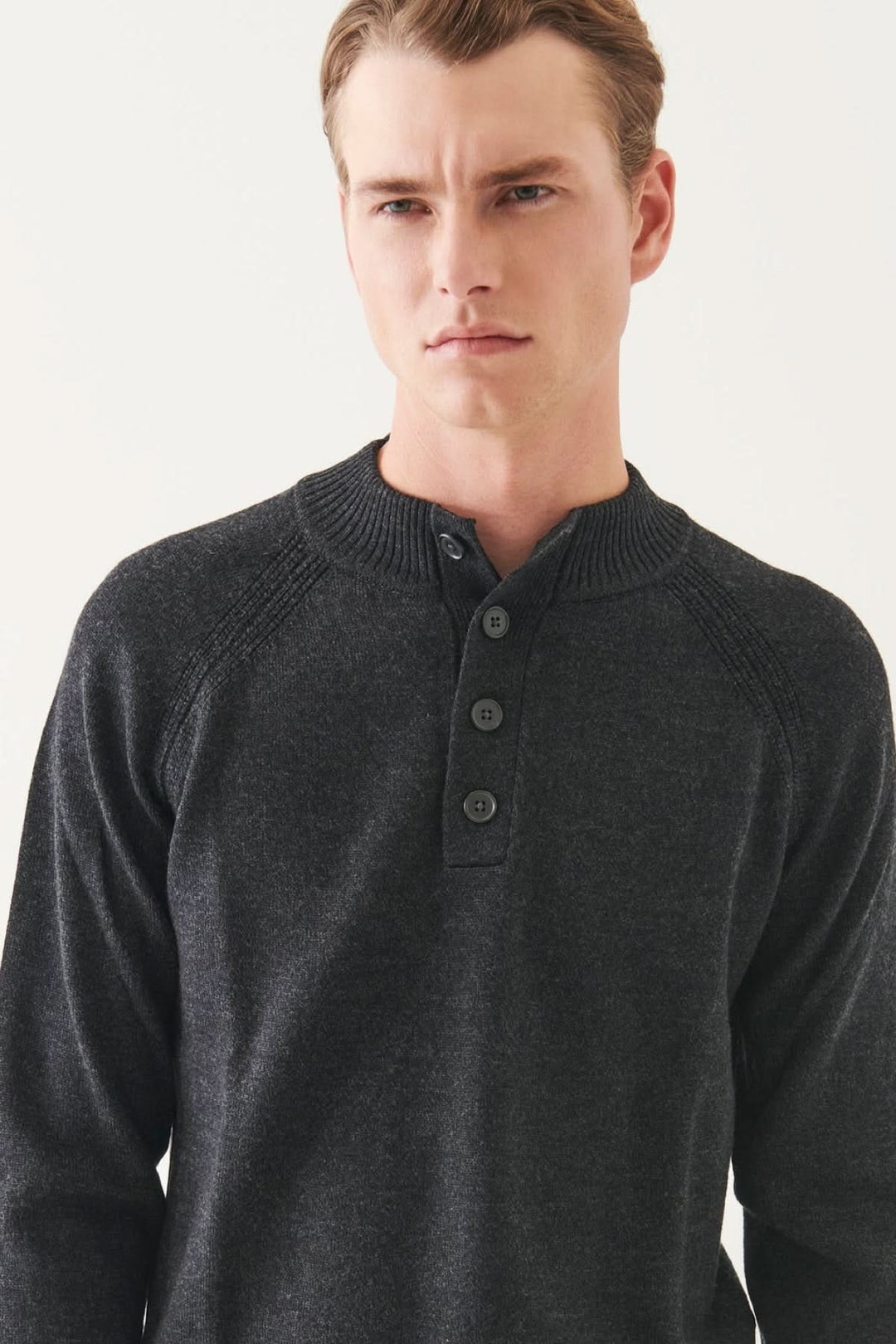 Pull à col boutonné en mérinos, style raffiné avec manches raglan, couleur foncée, confort décontracté.