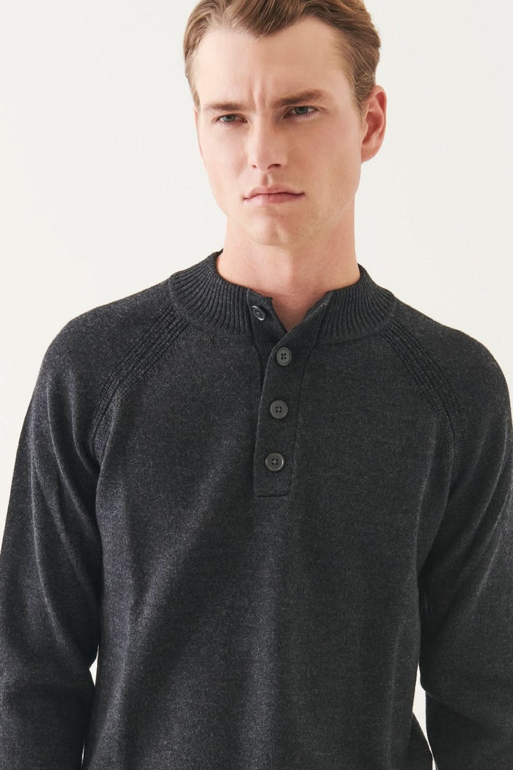 Pull à col boutonné en mérinos, style raffiné avec manches raglan, couleur foncée, confort décontracté.