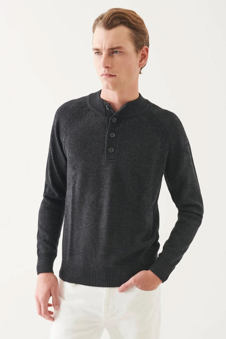 Pull à col boutonné en laine mérinos, élégant et décontracté, idéal pour les superpositions.