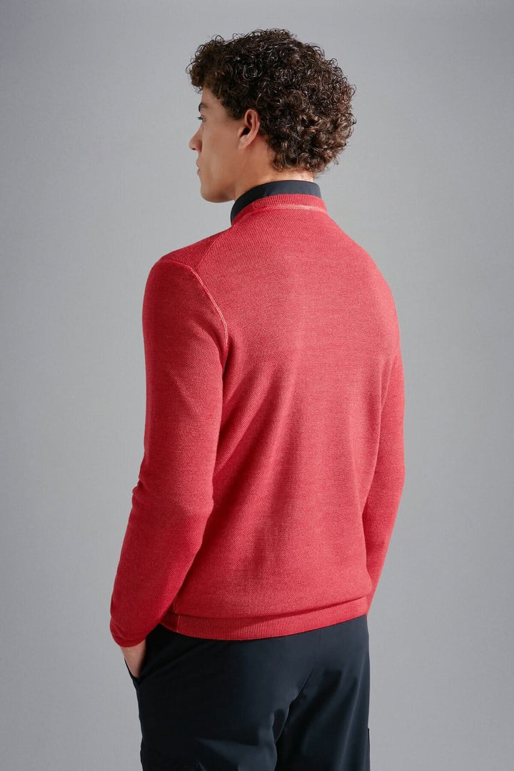 Homme portant un pull en laine mérinos rouge de Paul & Shark, vue arrière, avec col rond classique.