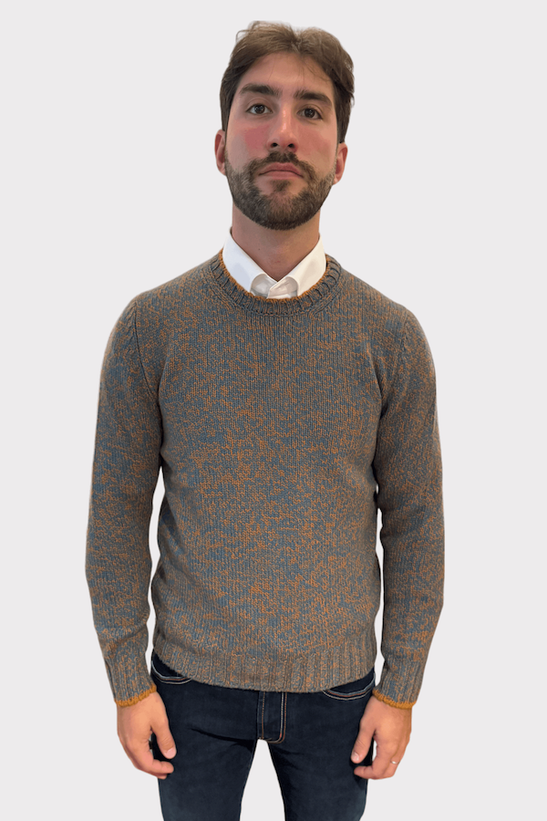 Pull en laine texturée bicolore, mélange de tons, style décontracté pour l'hiver, porté par un homme.