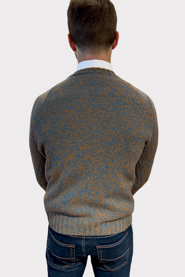 Pull en laine texturée bicolore vu de dos, parfait pour un style élégant et décontracté.