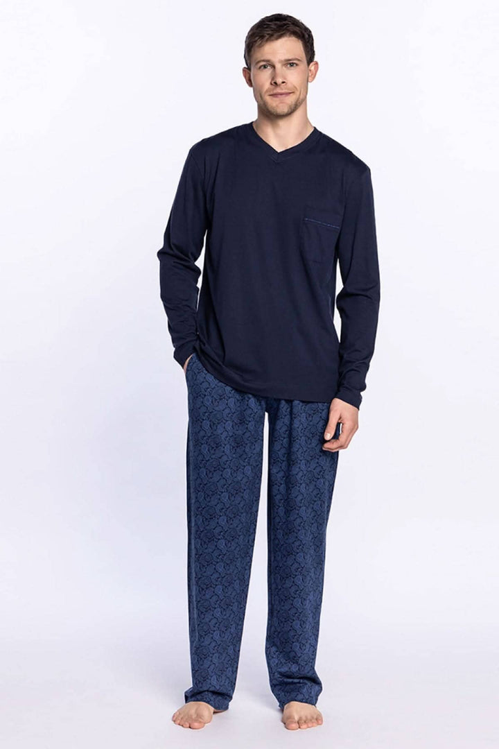 Homme portant un pyjama long en modal et coton avec t-shirt à col en V et pantalon imprimé.