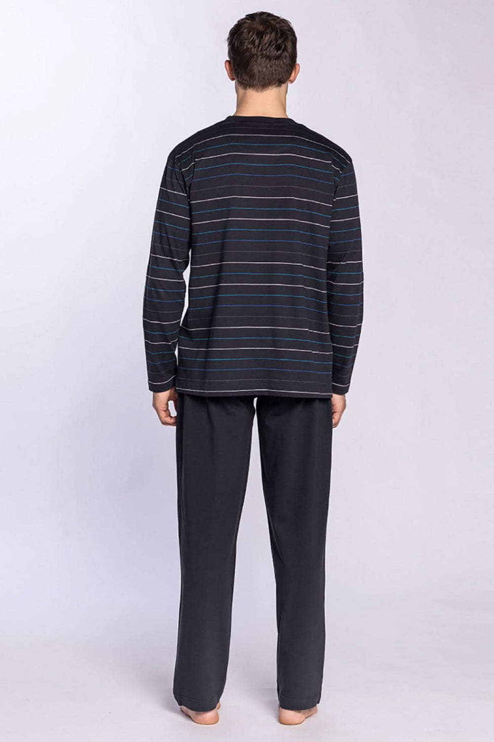 Pyjama long en coton avec t-shirt rayé et pantalon uni pour nuits paisibles.