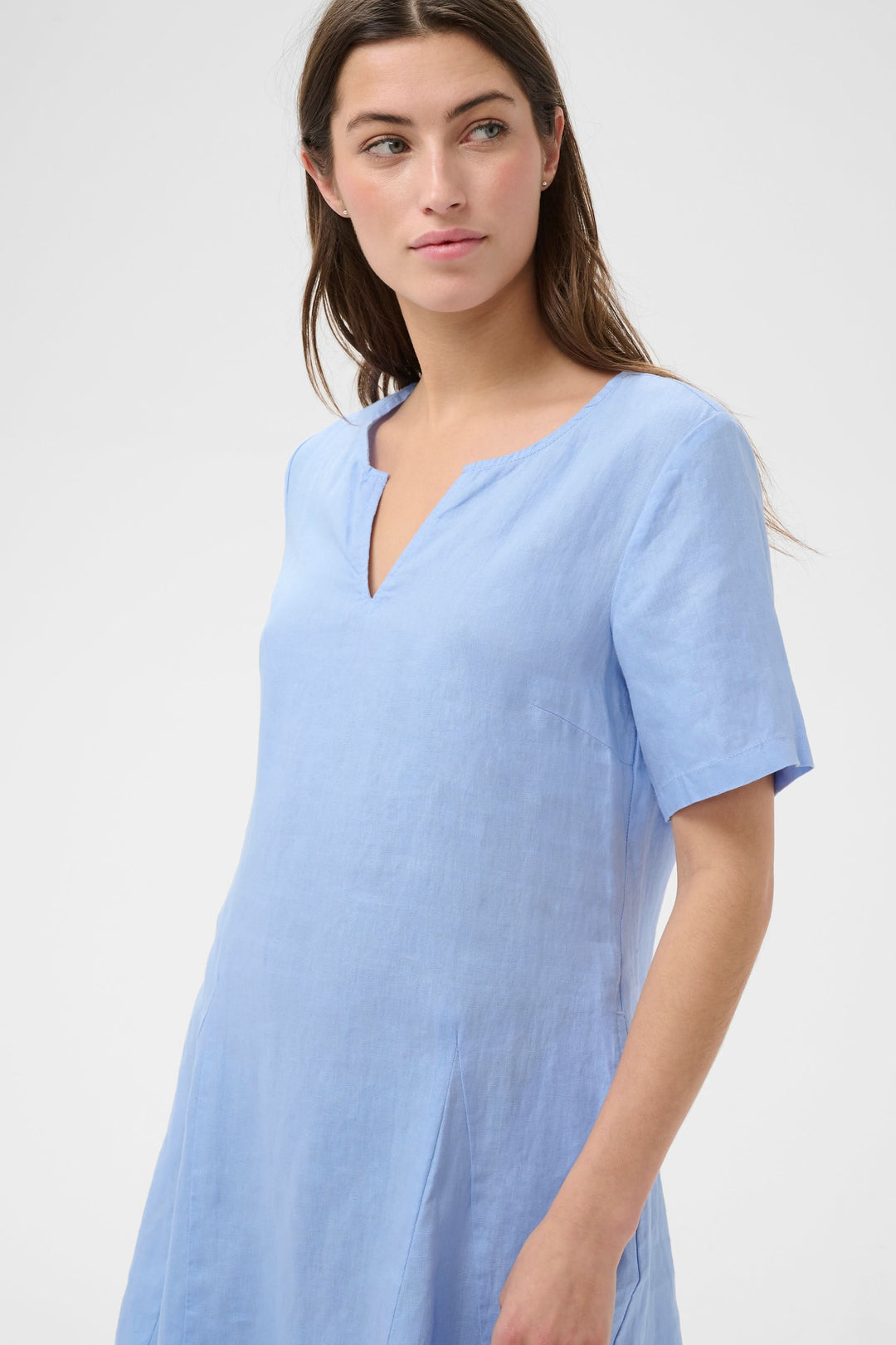 Robe Aminasa bleu ciel avec coupe fluide, encolure en V et manches courtes, parfait pour une allure naturelle et élégante.