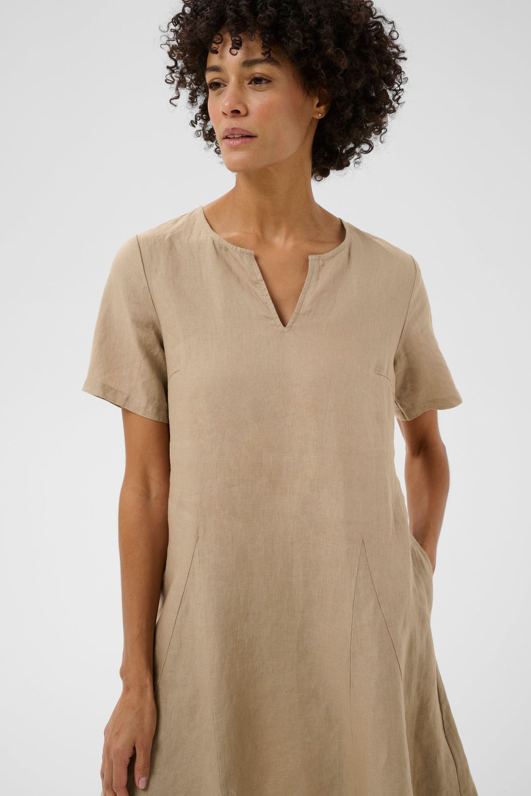 Robe Aminasa en lin beige avec encolure en V, coupe fluide et manches courtes, idéale pour un style naturel et confortable.