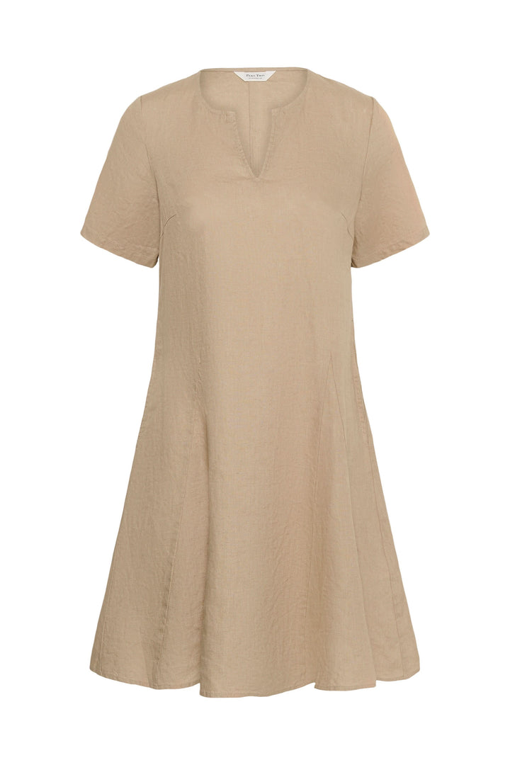 Robe Aminasa beige à la coupe fluide, encolure en V, manches courtes, idéale pour un style naturel et élégant.