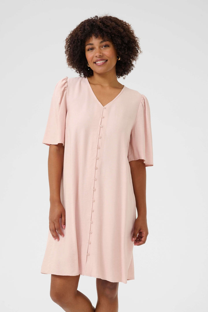 Robe Bulie rose pâle, coupe fluide, col en V et manches courtes légèrement froncées, élégance minimaliste.