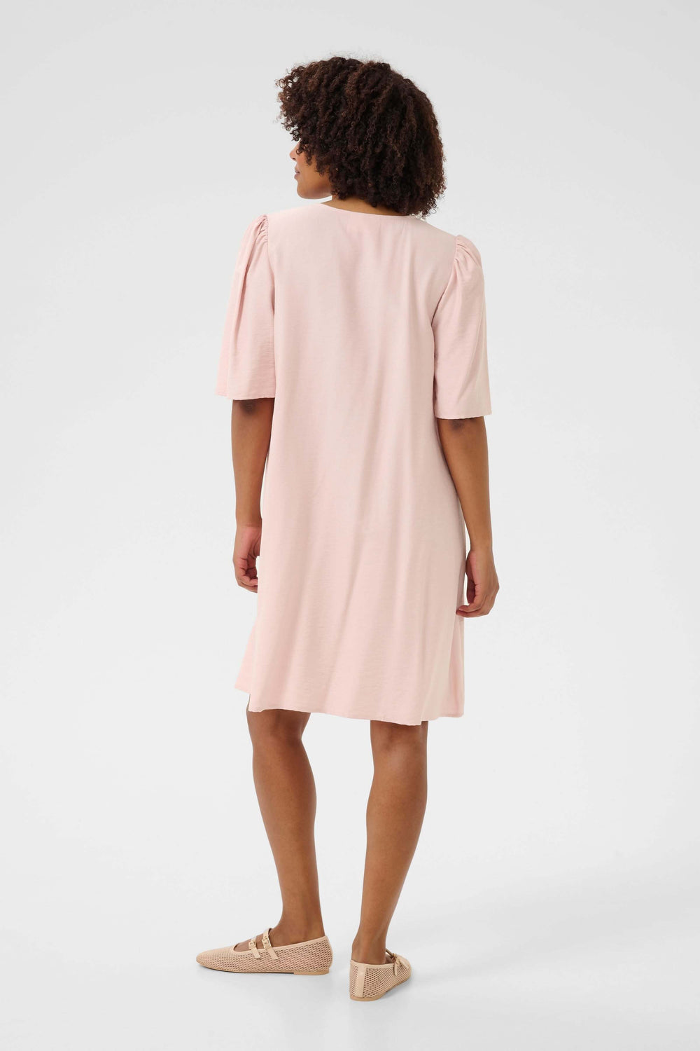 Robe Bulie en rose doux, coupe fluide avec manches courtes, vue arrière, style minimaliste.
