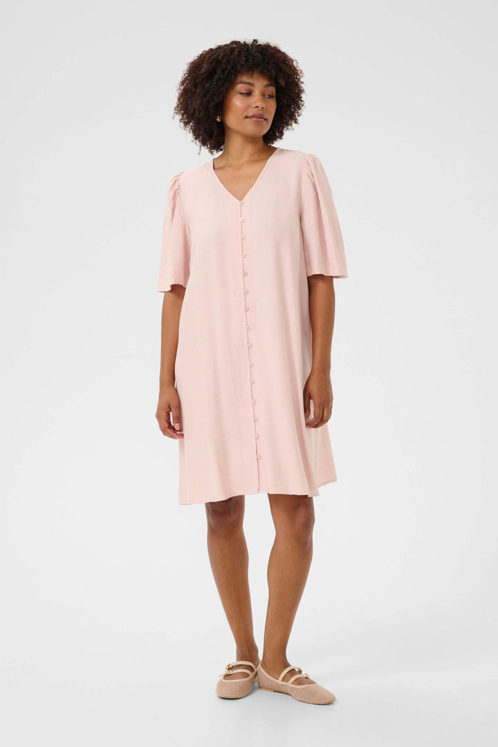 Robe Bulie rose pâle à col en V, manches courtes froncées et boutons sur toute la longueur, style décontracté et minimaliste.