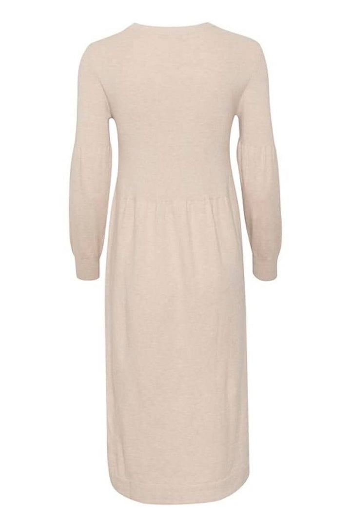 Robe Dela beige, silhouette féminine, coupe ajustée en haut et ample en bas avec manches longues
