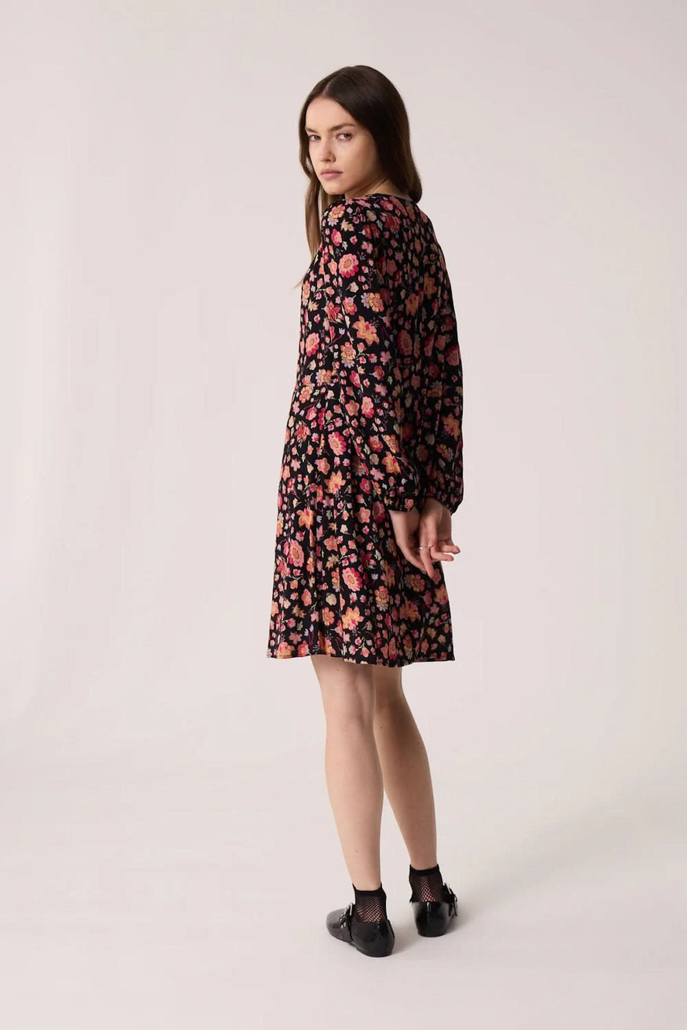 Robe Eliota Windy avec imprimé floral, décolleté V et manches 3/4, portée par modèle, vue de dos.
