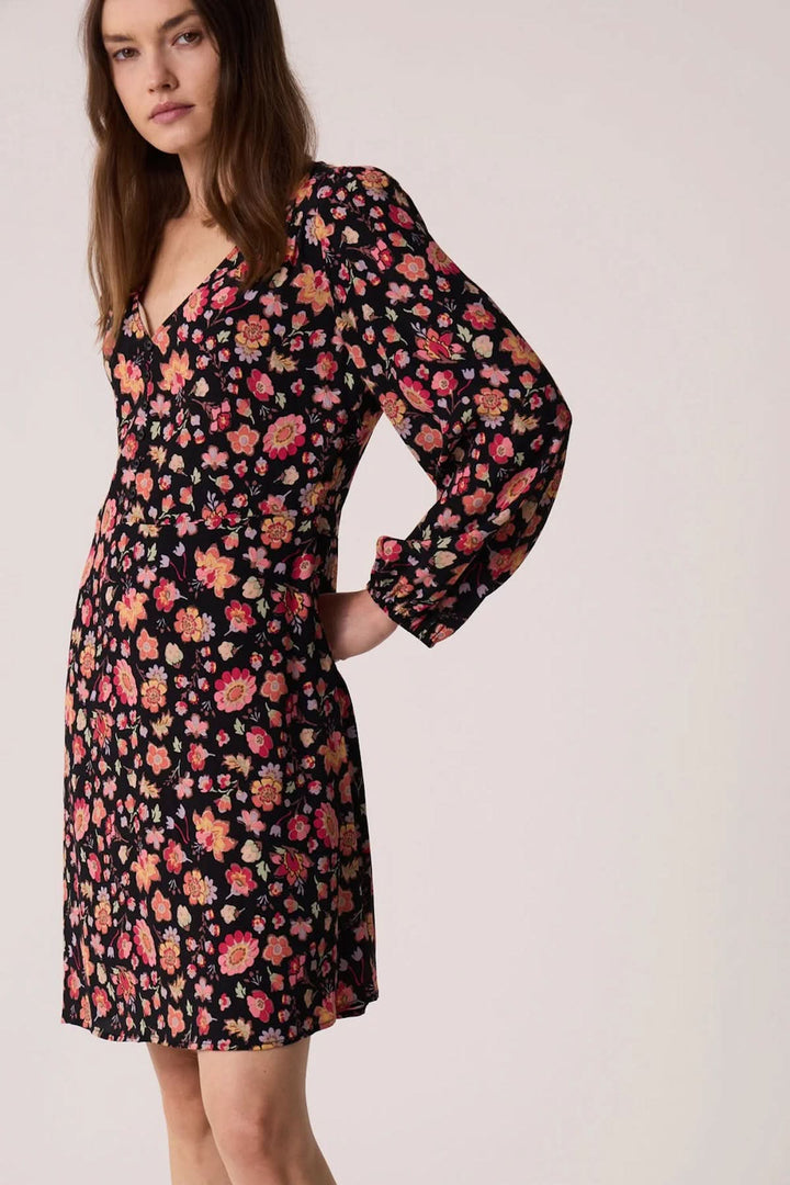 Robe Eliota Windy fleurie avec décolleté V et manches longues, idéale pour l'automne.
